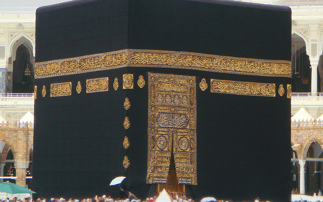 Peregrinos musulmanes realizando el Hajj alrededor de la Kaaba en La Meca.