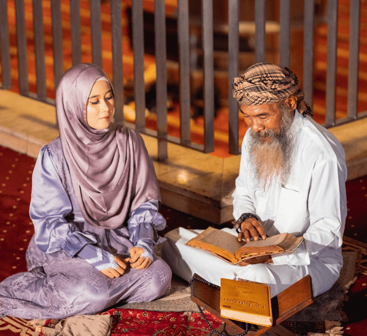Mujer recitando la Shahada junto a un imam en una mezquita con el Corán