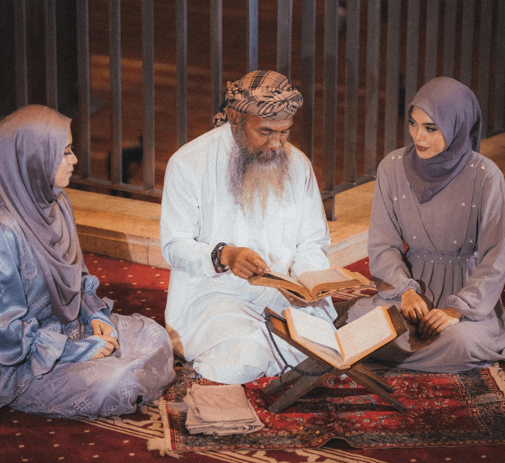 Dos mujeres pronunciando la Shahada junto a un imam en una mezquita