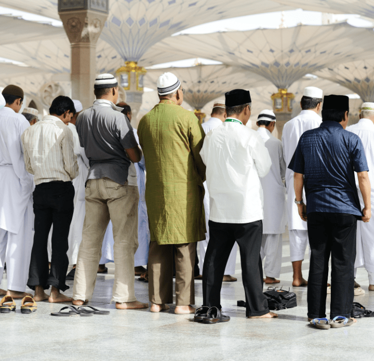 Musulmanes rezando en congregación en una mezquita realizando el Salat