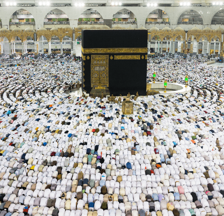 Peregrinos postrándose en oración alrededor de la Kaaba durante el Hajj