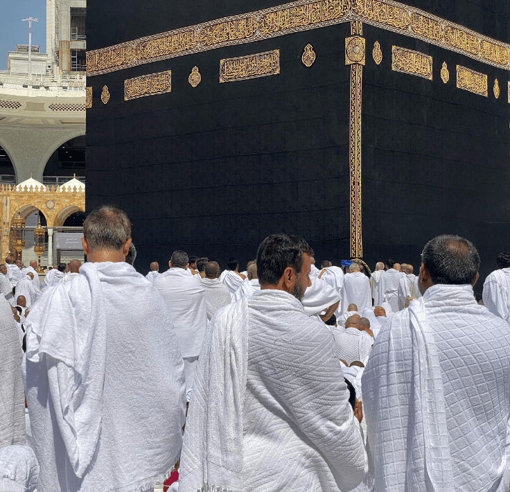 Personas caminando cerca de la Kaaba en La Meca representando la historia de la Qibla