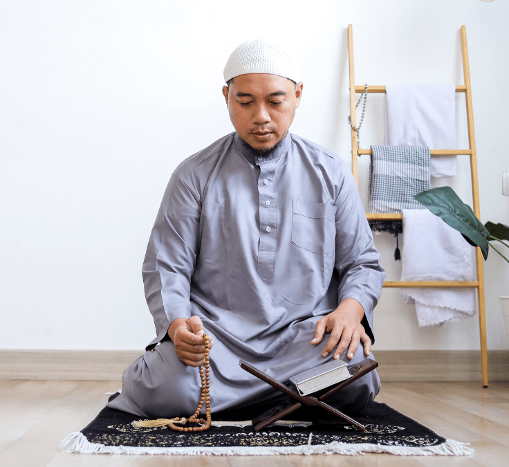 Hombre realizando dhikr después del Salat en una mezquita