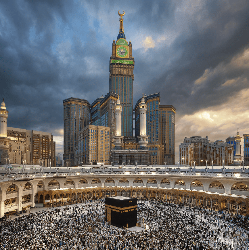 Vista panorámica de la Kaaba en La Meca con peregrinos y la torre del reloj al fondo