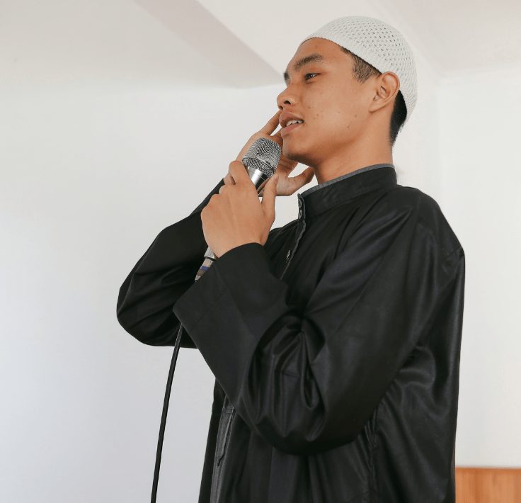 Imam realizando el adhan, llamada a la oración del Salat