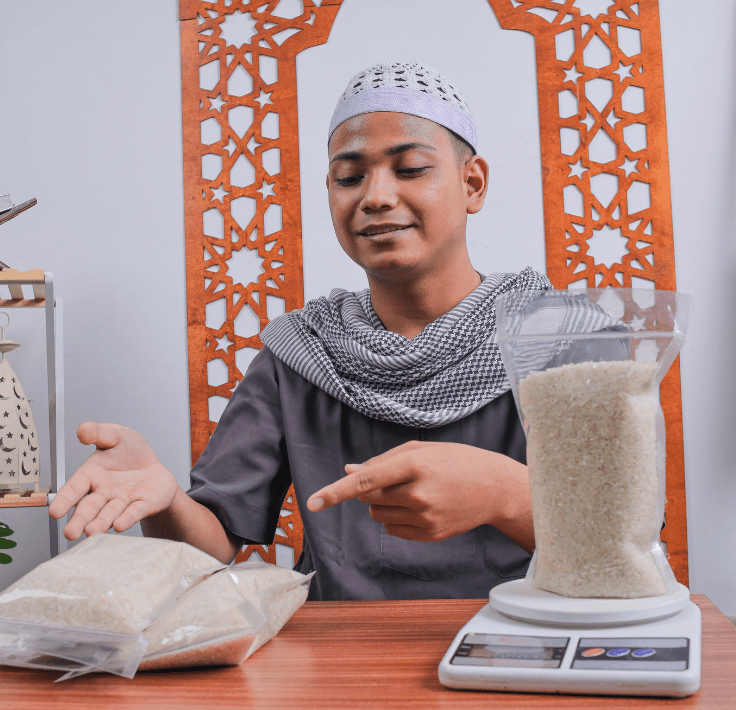 Hombre pesando y entregando arroz para calcular y dar el Zakat