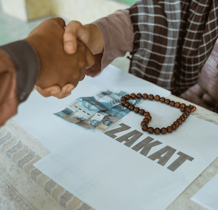Dos manos entregando dinero con la palabra Zakat visible, simbolizando el momento del pago
