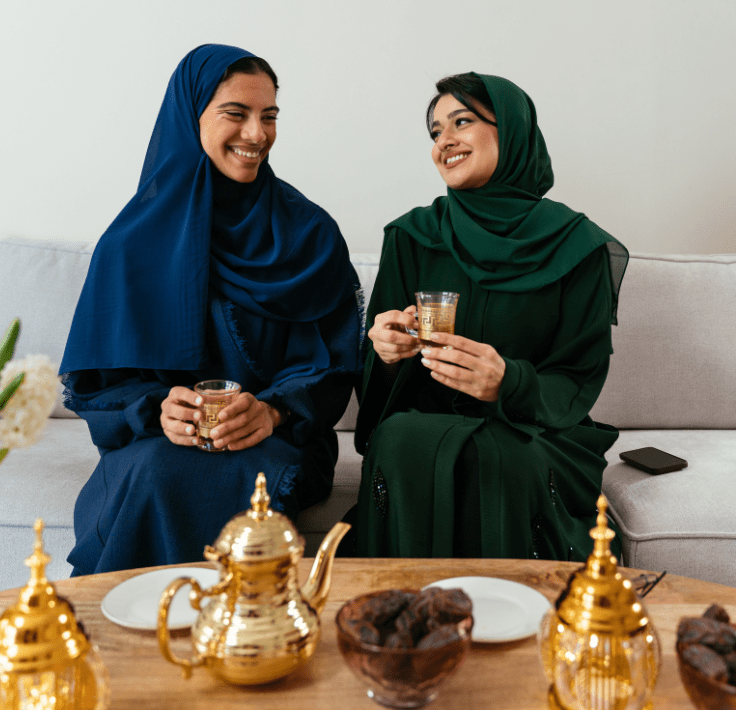Dos mujeres musulmanas rompiendo el ayuno y tomando té durante el iftar