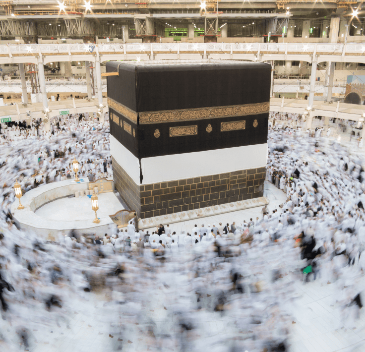 Peregrinos realizando el tawaf alrededor de la Kaaba en La Meca durante el Hajj