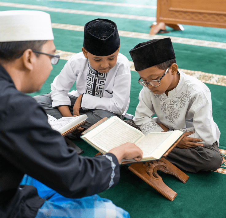 Imam enseñando el Qurán a dos estudiantes en una clase