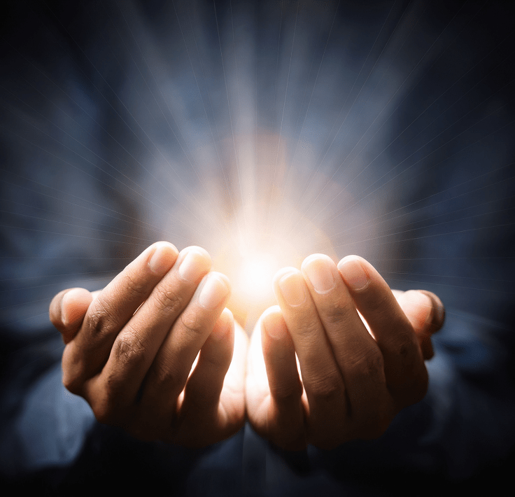 Manos levantadas en duʿā con una luz brillante en el centro simbolizando el significado espiritual de la Qibla