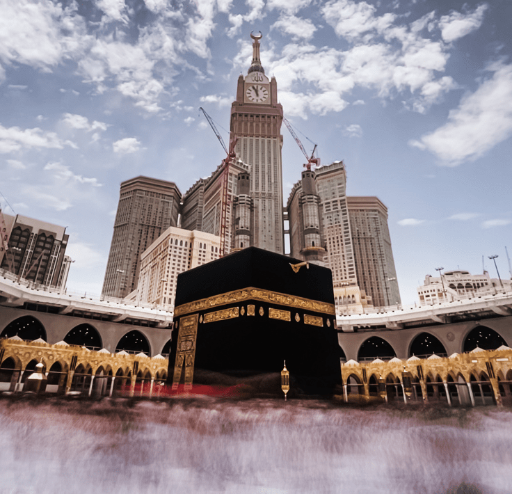 La Kaaba en La Meca con la torre del reloj al fondo representando la Qibla