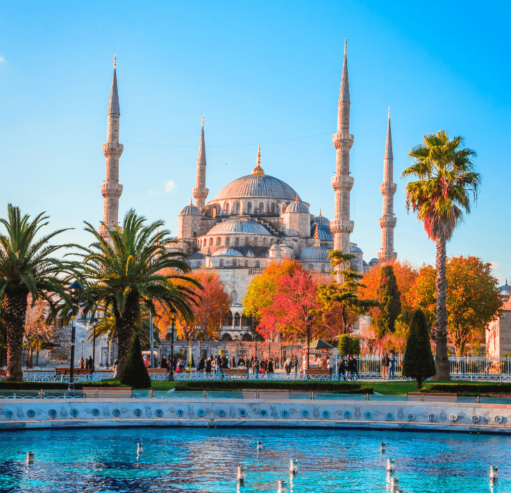 Adhan, llamada a la oración en una mezquita de Turquía al atardecer