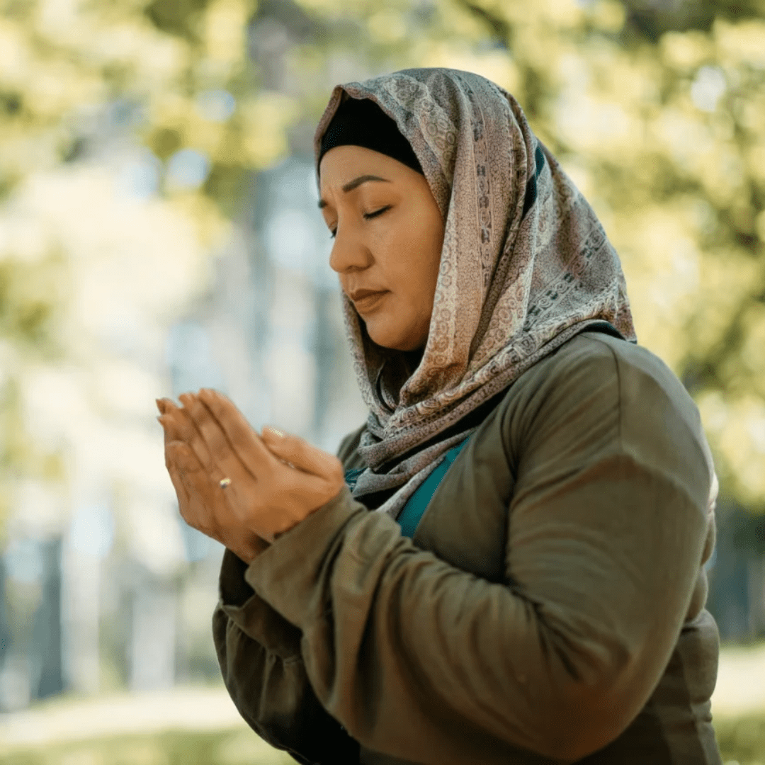 Mujer musulmana haciendo dua y recordando a Allah