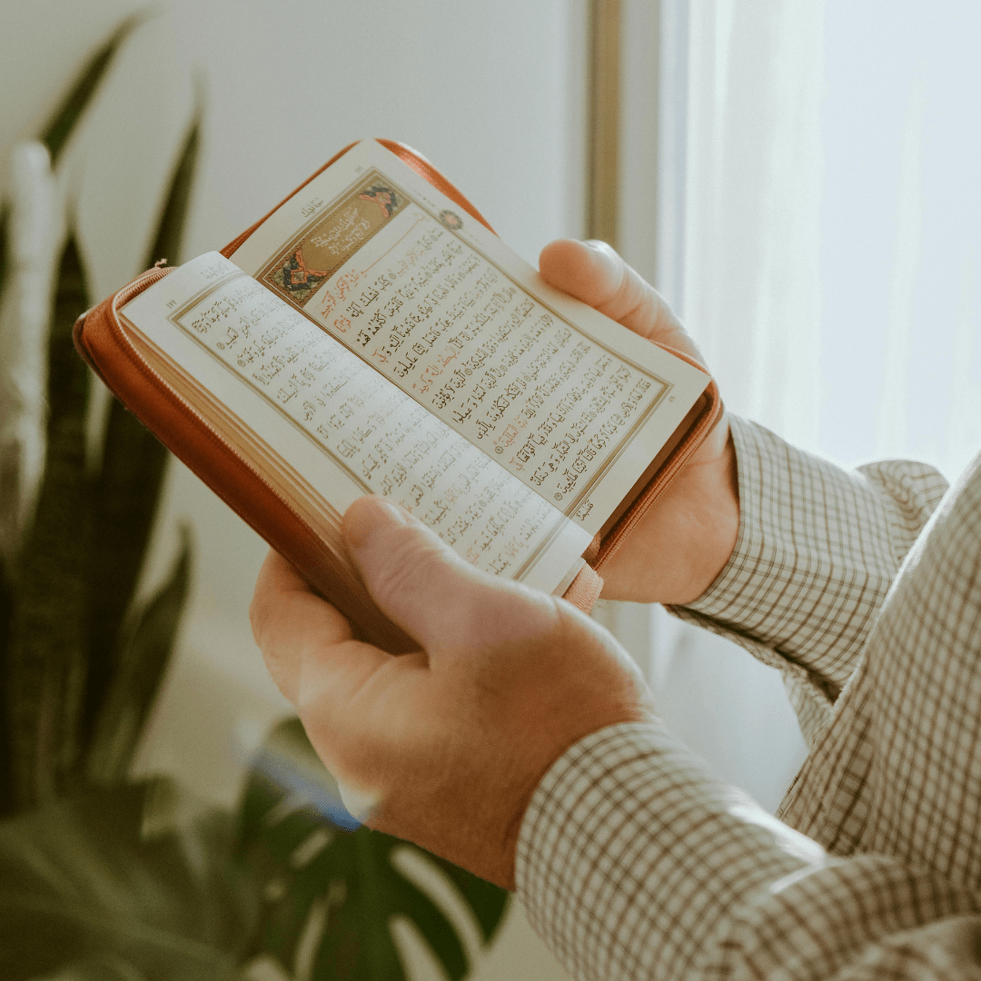 Qur’an abierto para su lectura y aprendizaje