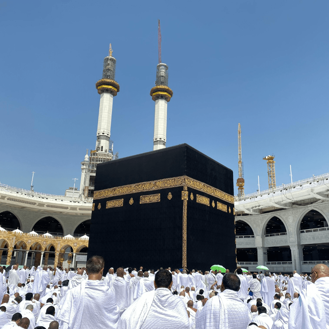 Peregrinos realizando el Hajj en La Meca en una vista cercana durante la peregrinación