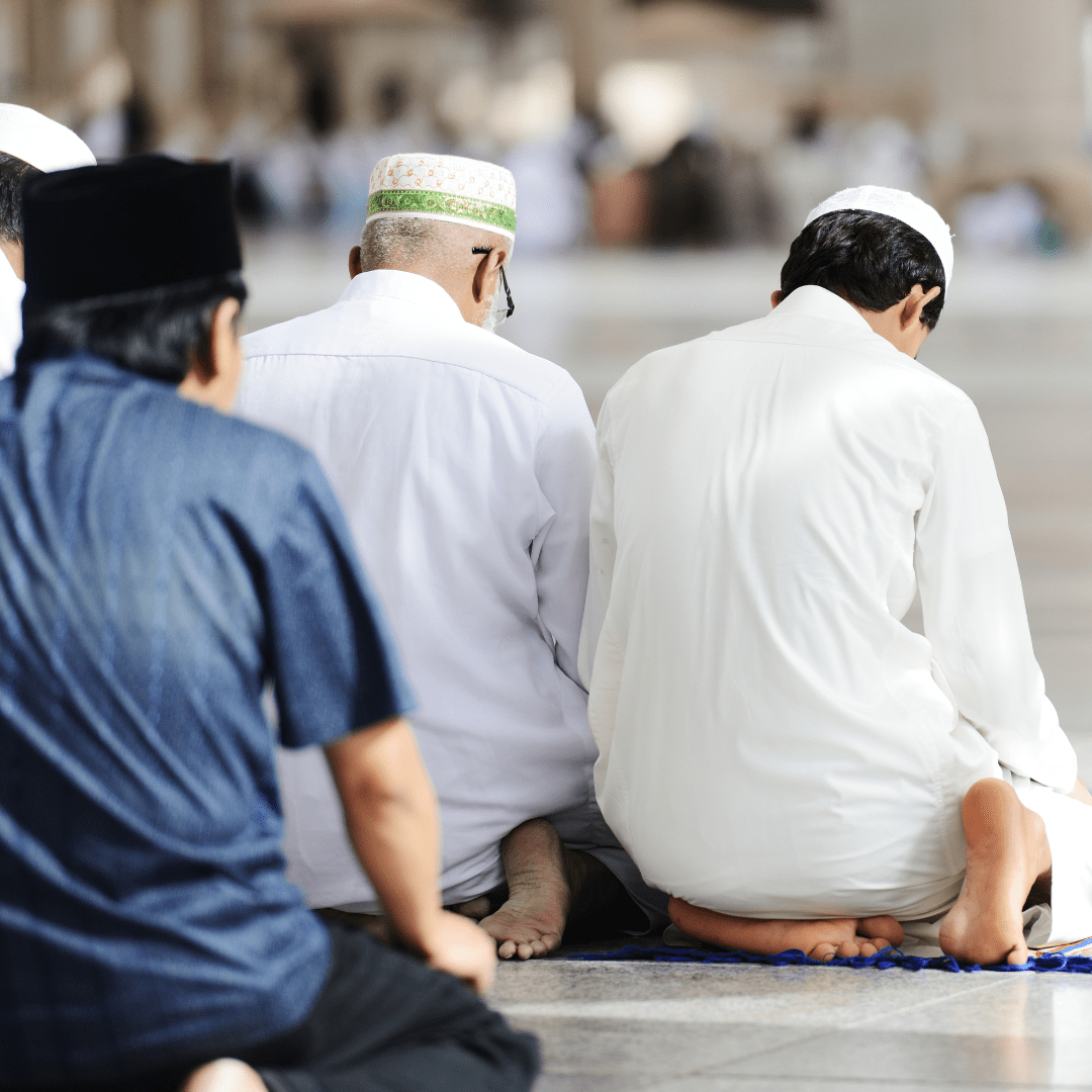 Musulmán realizando el Salat, la oración ritual islámica.